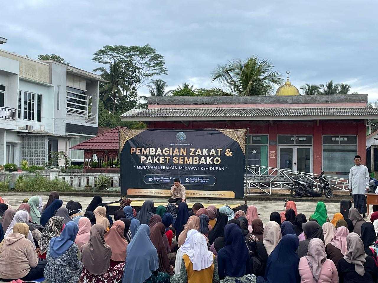 Husnul Khotimah Foundation Salurkan 500 Paket Sembako dan Siapkan Pendidikan Gratis